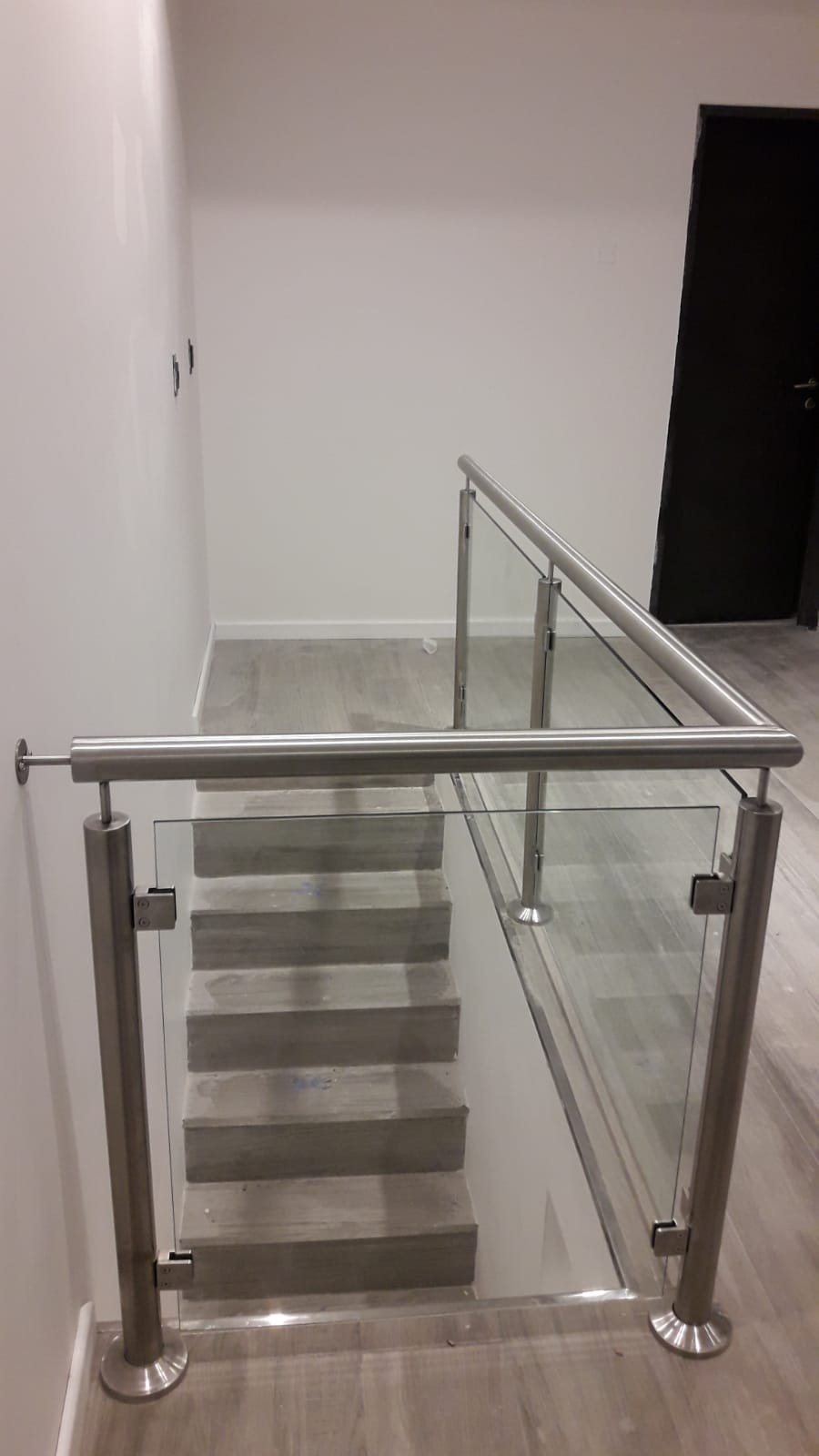 Baranda de blindex con estructura de acero inoxidable