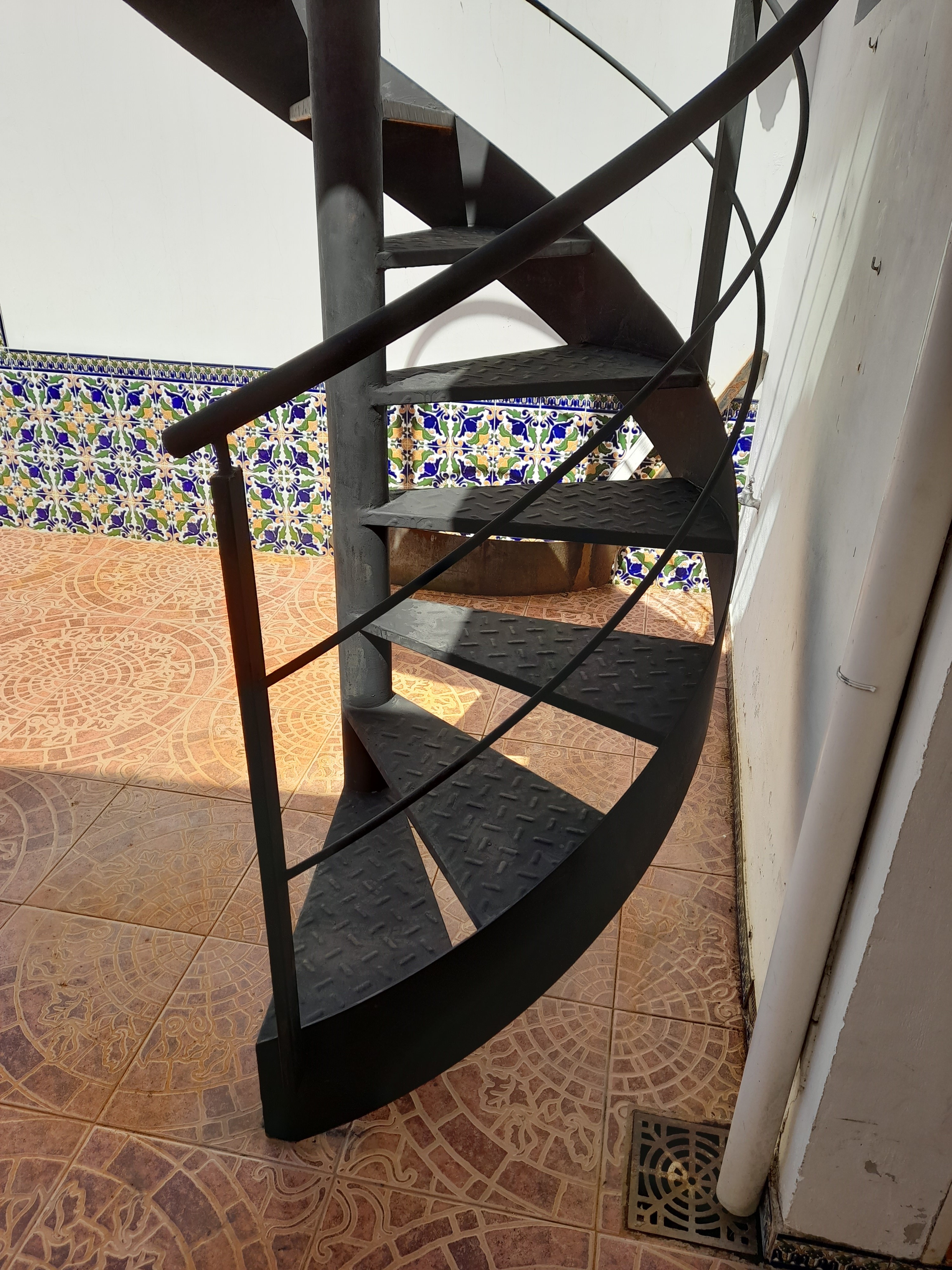 Escalera caracol con cinta helicoidal