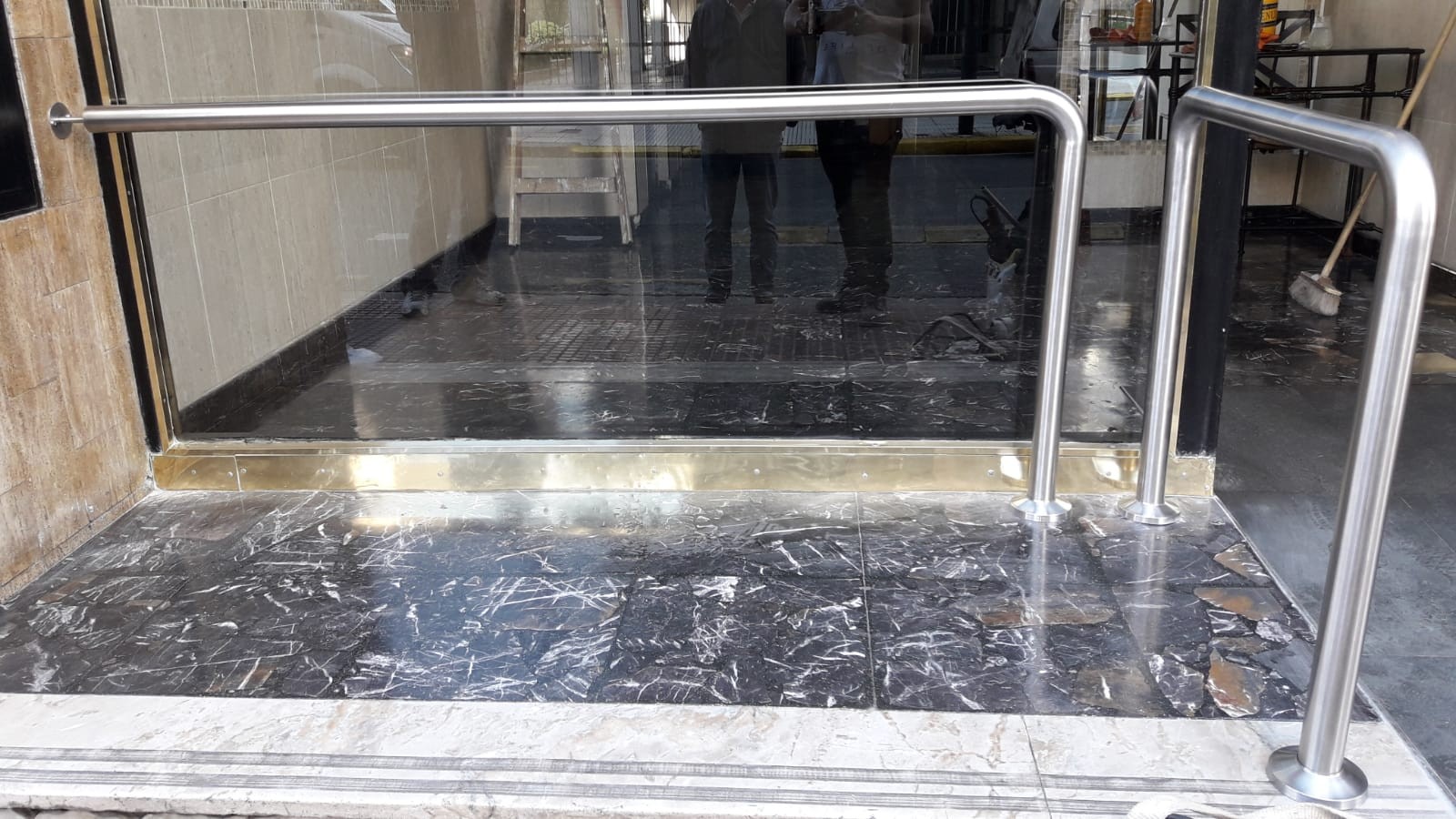 Baranda para acceso a edificio