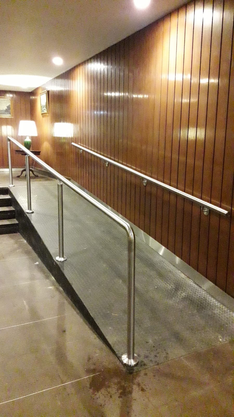 Baranda para rampa de acceso a edificio